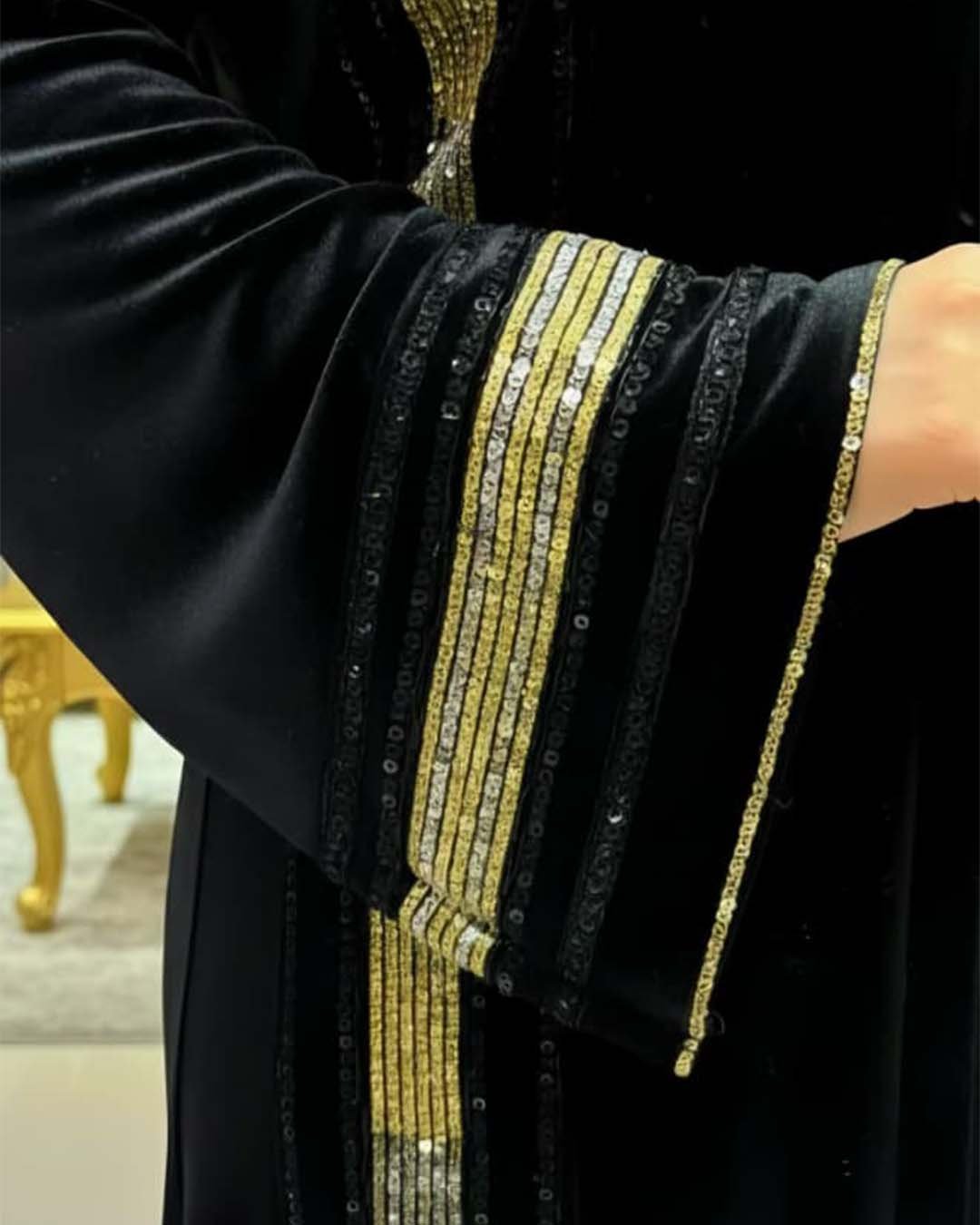 عباية شتوي مخمل شانيل وتطريز بروكار اومبري - الصورة 4